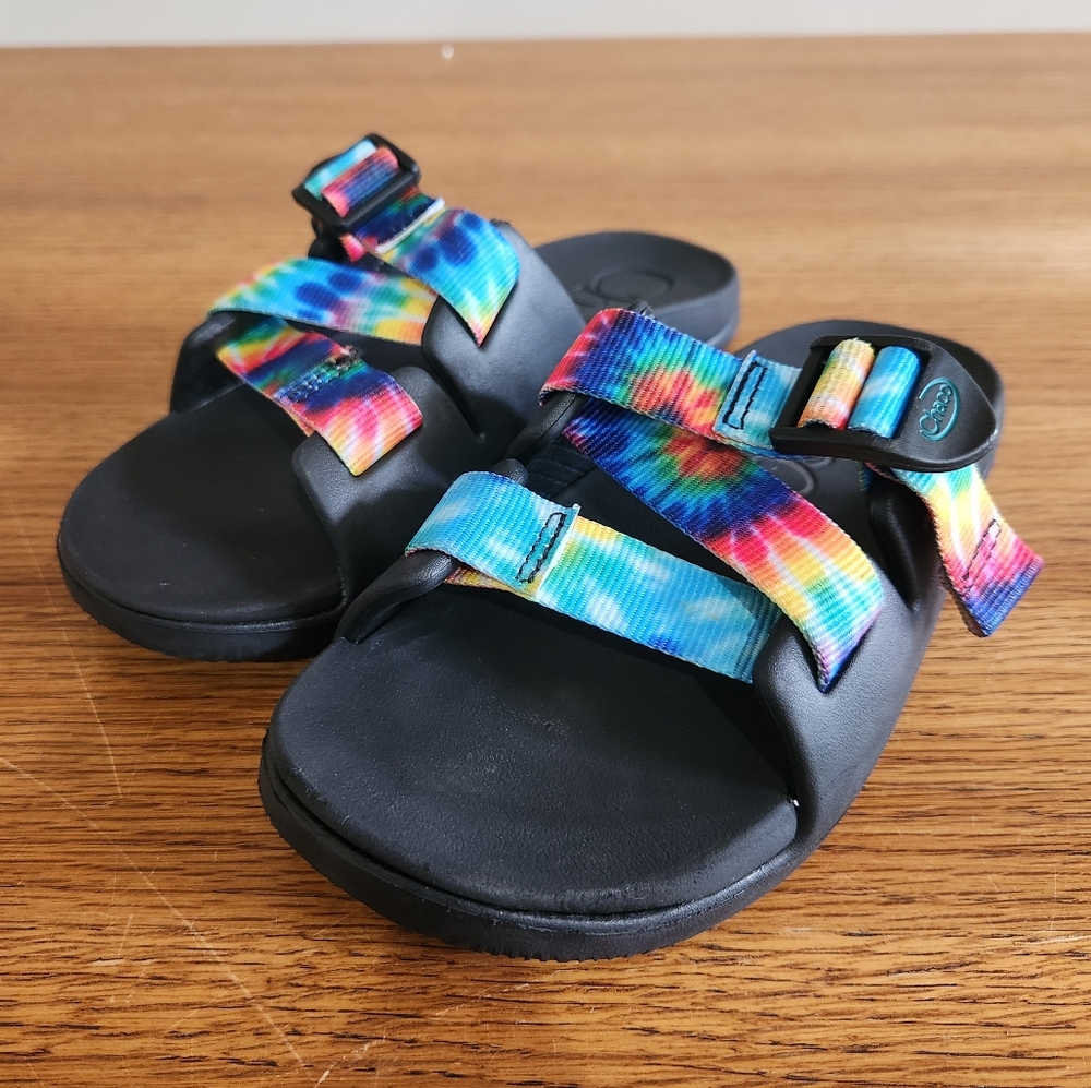 Chaco's Youth Chillos Slide Sandals in Rainbow Tie Dye Size 2 Unisex